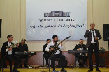 29.12.2025 – ci il tarixdə Qobustan Rayon İcra Hakimiyyətinin təşkilatçılığı ilə Qobustan Gənclər Evində 31 dekabr Dünya Azərbaycanlılarının Həmrəylik Günü və Yeni il münasibətilə tədbir və konsert proqramı keçirilmişdir.