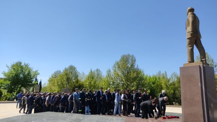 Qobustan rayonunda Ümummilli Lider Heydər Əliyevin anadan olmasının 103 illiyi münasibəti ilə Ümummilli Lider Heydər Əliyevin abidəsi ziyarət olunmuş, önünə gül dəstələri düzülmüş və onun əziz xatirəsi ehtiramla yad edilmişdir.
