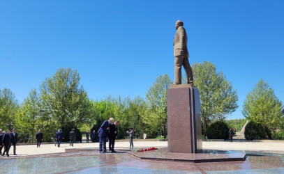Qobustan rayonunda Ümummilli Lider Heydər Əliyevin anadan olmasının 103 illiyi münasibəti ilə Ümummilli Lider Heydər Əliyevin abidəsi ziyarət olunmuş, önünə gül dəstələri düzülmüş və onun əziz xatirəsi ehtiramla yad edilmişdir.