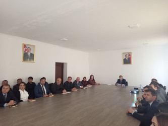 02.12.2025-ci ci il tarixdə Qobustan Rayon İcra Hakimiyyətində istifadə olunmuş kağızların təkrar emal müəssisələrinə təhvil verilməsi və elektrik enerjisindən qənaətlə istifadənin təbliğ edilməsi məqsədilə maarifləndirici tədbir keçirildi.