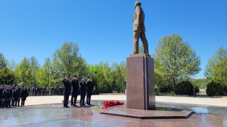 Qobustan rayonunda Ümummilli Lider Heydər Əliyevin anadan olmasının 103 illiyi münasibəti ilə Ümummilli Lider Heydər Əliyevin abidəsi ziyarət olunmuş, önünə gül dəstələri düzülmüş və onun əziz xatirəsi ehtiramla yad edilmişdir.