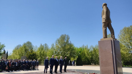 Qobustan rayonunda Ümummilli Lider Heydər Əliyevin anadan olmasının 103 illiyi münasibəti ilə Ümummilli Lider Heydər Əliyevin abidəsi ziyarət olunmuş, önünə gül dəstələri düzülmüş və onun əziz xatirəsi ehtiramla yad edilmişdir.