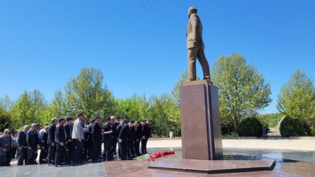 Qobustan rayonunda Ümummilli Lider Heydər Əliyevin anadan olmasının 103 illiyi münasibəti ilə Ümummilli Lider Heydər Əliyevin abidəsi ziyarət olunmuş, önünə gül dəstələri düzülmüş və onun əziz xatirəsi ehtiramla yad edilmişdir.
