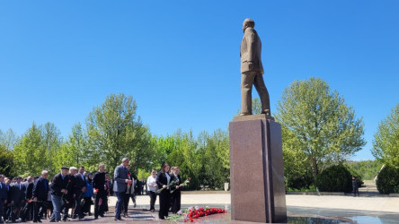 Qobustan rayonunda Ümummilli Lider Heydər Əliyevin anadan olmasının 103 illiyi münasibəti ilə Ümummilli Lider Heydər Əliyevin abidəsi ziyarət olunmuş, önünə gül dəstələri düzülmüş və onun əziz xatirəsi ehtiramla yad edilmişdir.