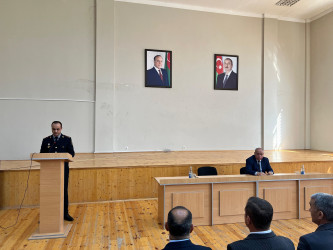 26.09.2025 – ci il tarixdə Qobustan Rayon İcra Hakimiyyəti və Qobustan Rayon Polis Şöbəsinin birgə təşkilatçılığı ilə Qobustan şəhər 3 saylı tam orta məktəbi binasının akt zalında Şagirdlər tərəfindən məktəblərə kəsici,deşici alətlərin, siqaret,elektron qəlyan və qadağan olunmuş əşyaların gətirilməsi hallarına qarşı mübarizə ilə bağlı tədbir keçirilmişdir.