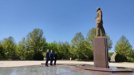 Qobustan rayonunda Ümummilli Lider Heydər Əliyevin anadan olmasının 103 illiyi münasibəti ilə Ümummilli Lider Heydər Əliyevin abidəsi ziyarət olunmuş, önünə gül dəstələri düzülmüş və onun əziz xatirəsi ehtiramla yad edilmişdir.