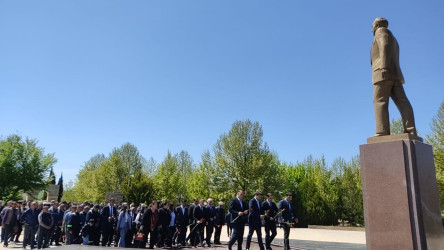 Qobustan rayonunda Ümummilli Lider Heydər Əliyevin anadan olmasının 103 illiyi münasibəti ilə Ümummilli Lider Heydər Əliyevin abidəsi ziyarət olunmuş, önünə gül dəstələri düzülmüş və onun əziz xatirəsi ehtiramla yad edilmişdir.