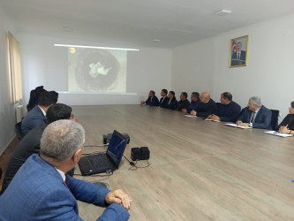 02.12.2025-ci ci il tarixdə Qobustan Rayon İcra Hakimiyyətində istifadə olunmuş kağızların təkrar emal müəssisələrinə təhvil verilməsi və elektrik enerjisindən qənaətlə istifadənin təbliğ edilməsi məqsədilə maarifləndirici tədbir keçirildi.