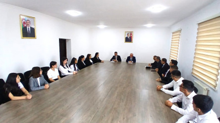 Qobustan Rayon İcra Hakimiyyətində ali məktəblərə yüksək balla qəbul olmuş məzunlarla görüş keçirilmişdir.