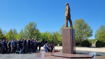 Qobustan rayonunda Ümummilli Lider Heydər Əliyevin anadan olmasının 103 illiyi münasibəti ilə Ümummilli Lider Heydər Əliyevin abidəsi ziyarət olunmuş, önünə gül dəstələri düzülmüş və onun əziz xatirəsi ehtiramla yad edilmişdir.