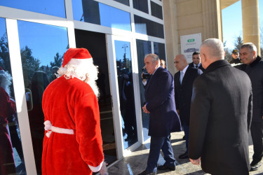 29.12.2025 – ci il tarixdə Qobustan Rayon İcra Hakimiyyətinin təşkilatçılığı ilə Qobustan Gənclər Evində 31 dekabr Dünya Azərbaycanlılarının Həmrəylik Günü və Yeni il münasibətilə tədbir və konsert proqramı keçirilmişdir.