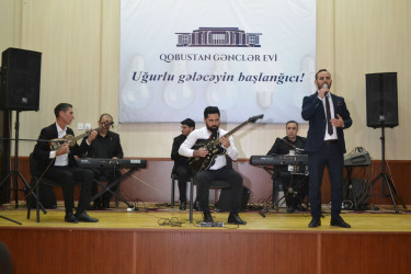 29.12.2025 – ci il tarixdə Qobustan Rayon İcra Hakimiyyətinin təşkilatçılığı ilə Qobustan Gənclər Evində 31 dekabr Dünya Azərbaycanlılarının Həmrəylik Günü və Yeni il münasibətilə tədbir və konsert proqramı keçirilmişdir.