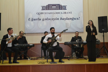 29.12.2025 – ci il tarixdə Qobustan Rayon İcra Hakimiyyətinin təşkilatçılığı ilə Qobustan Gənclər Evində 31 dekabr Dünya Azərbaycanlılarının Həmrəylik Günü və Yeni il münasibətilə tədbir və konsert proqramı keçirilmişdir.