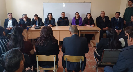 Qobustan rayonu Poladlı kənd tam orta məktəbində “Erkən nikah və onun fəsadları” , “Təhsildən yayınan qızların təhsilə cəlb edilməsi” mövzusunda tədbir keçirilib
